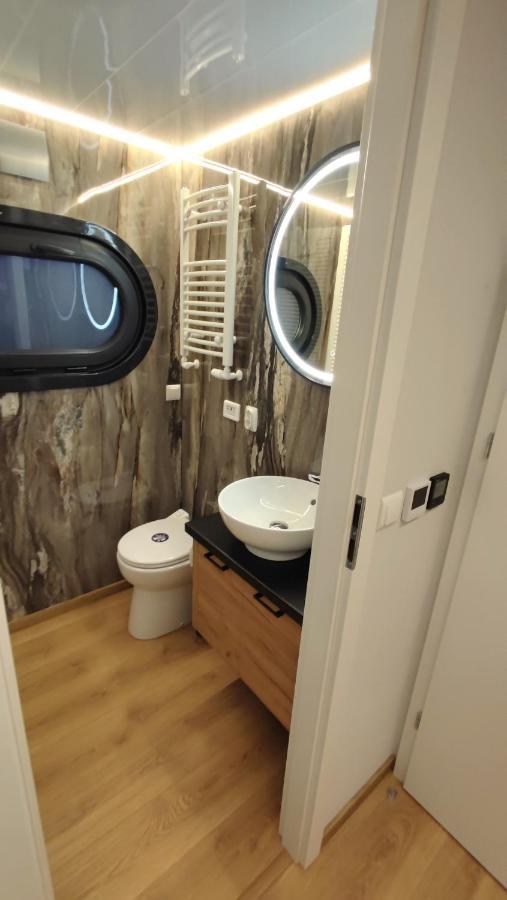 Houseboat Water King Apartament Plywajacy Dom Na Wodzie, 7 Os ヴロツワフ エクステリア 写真